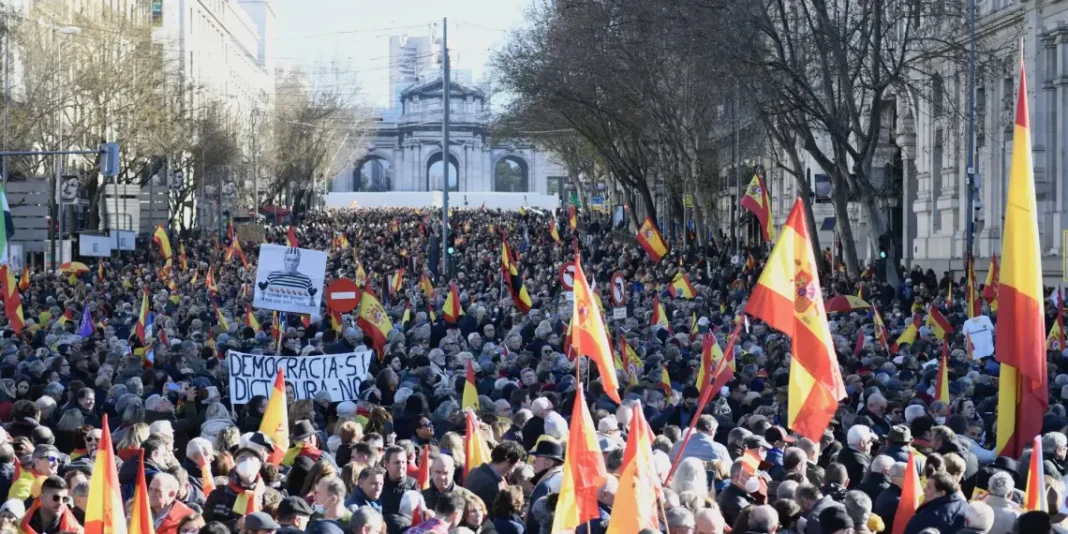 Miles de personas marcharon en Madrid para pedir la dimisión de Pedro Sánchez Miles de personas marcharon en Madrid para pedir la dimisión de Pedro Sánchez