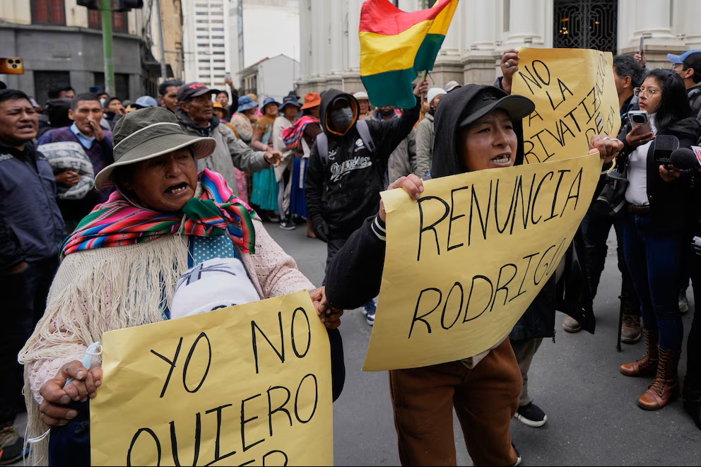 Bloqueos en Bolivia ya causaron cinco muertos y mantienen aisladas a La Paz y El Alto Bloqueos en Bolivia ya causaron cinco muertos y mantienen aisladas a La Paz y El Alto