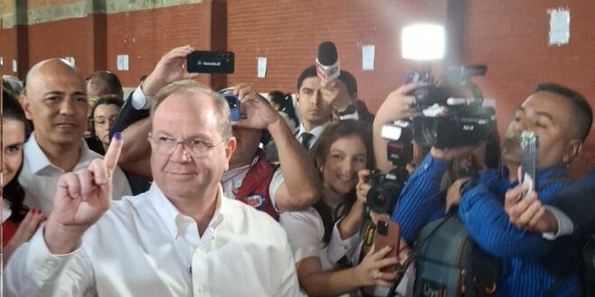Camilo Pérez celebra amplia victoria y llama a la unidad colorada rumbo a las municipales Camilo Pérez celebra amplia victoria y llama a la unidad colorada rumbo a las municipales