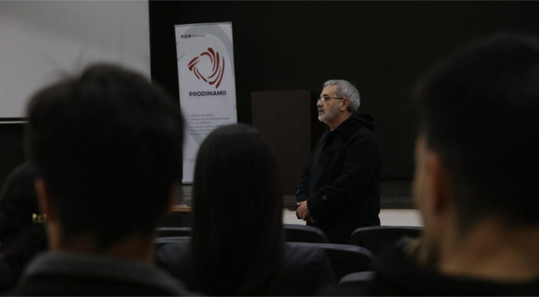 Proyecto “Faros de Libertad” reunió a estudiantes universitarios en jornada de conferencias en Asunción Proyecto “Faros de Libertad” reunió a estudiantes universitarios en jornada de conferencias en Asunción