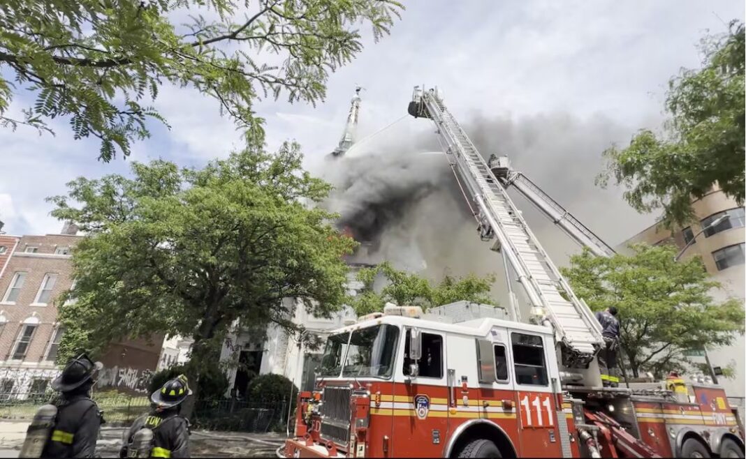 Autoridades de Nueva York demoleran histórica iglesia cristiana incendiada mientras arden más templos bajo la alcaldía de Mamdani Autoridades de Nueva York demoleran histórica iglesia cristiana incendiada mientras arden más templos bajo la alcaldía de Mamdani