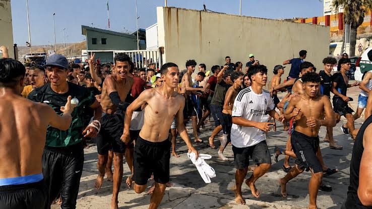 Ceuta continúa bajo presión mientras crecen las críticas al Gobierno español Ceuta continúa bajo presión mientras crecen las críticas al Gobierno español