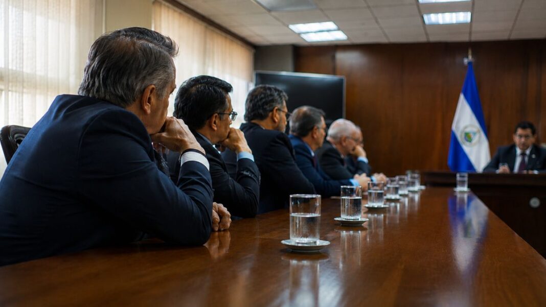 El espejo nicaragüense: cuando el empresariado descubre que el dinero no reemplaza a las instituciones El espejo nicaragüense: cuando el empresariado descubre que el dinero no reemplaza a las instituciones