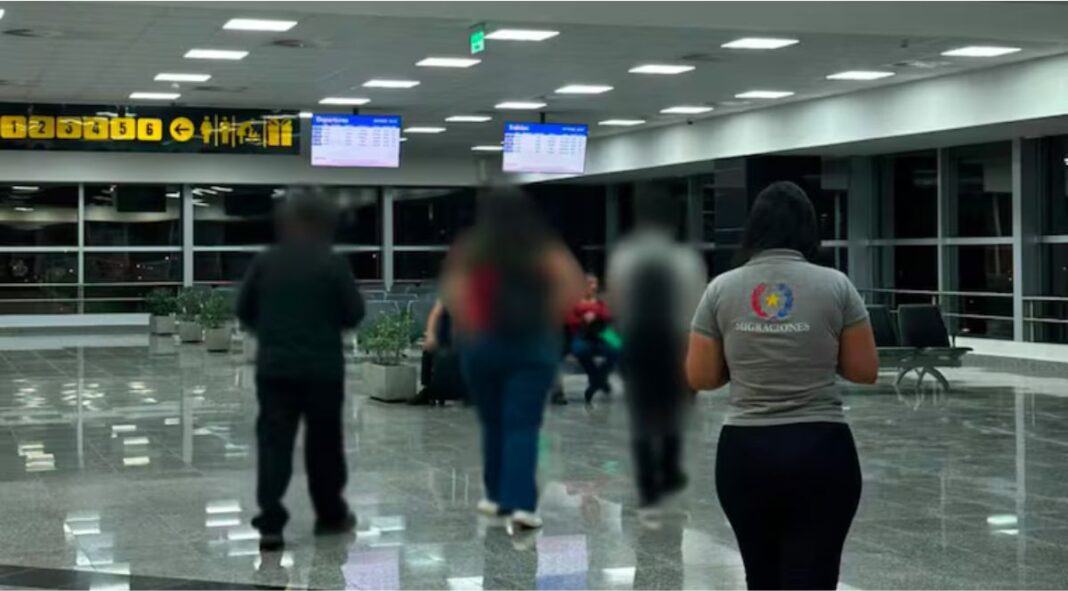 Paraguay completa el retorno de un nuevo grupo de migrantes provenientes de EE. UU. Paraguay completa el retorno de un nuevo grupo de migrantes provenientes de EE. UU.
