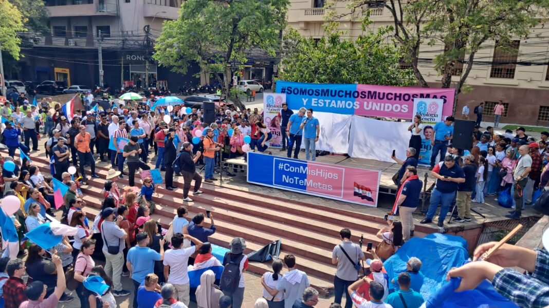 Padres de todo el país llevan al Congreso iniciativa popular con más de 50.000 firmas Padres de todo el país llevan al Congreso iniciativa popular con más de 50.000 firmas