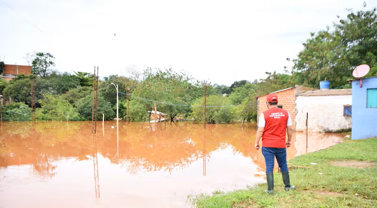 Crecida del río Paraná pone en alerta a zonas ribereñas y obliga a evacuar a 60 familias Crecida del río Paraná pone en alerta a zonas ribereñas y obliga a evacuar a 60 familias