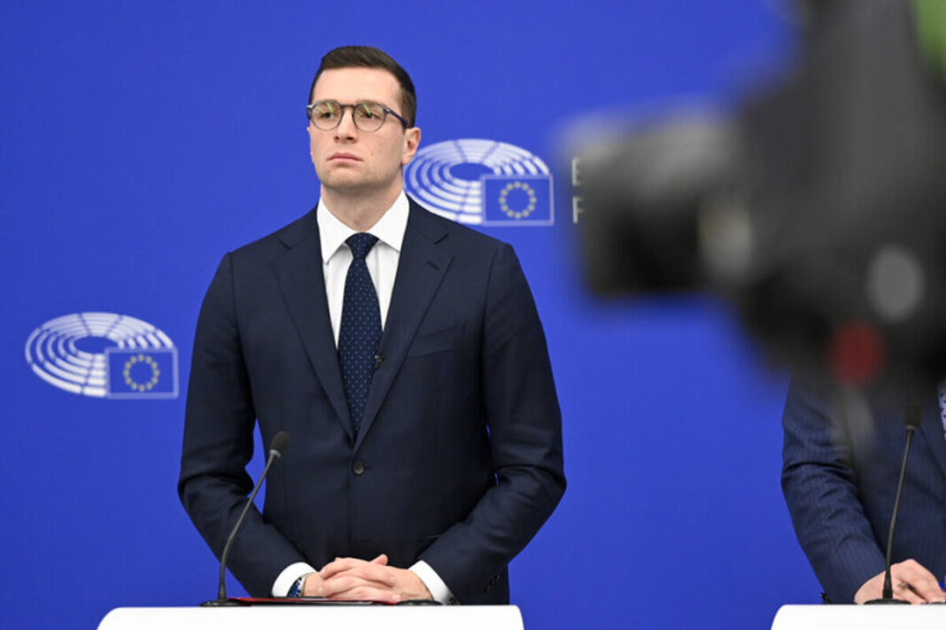 Bardella arremete contra Macron tras los disturbios en Francia y exige medidas más duras de seguridad Bardella arremete contra Macron tras los disturbios en Francia y exige medidas más duras de seguridad